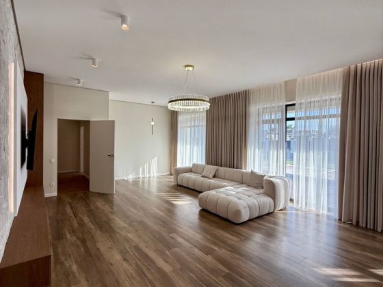 Будинок з сучасним новим ремонтом та басейном у Стоянці !!! Стоянка