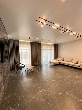 Будинок в Стоянці з сучасним ремонтом 165 м2 , ділянка 8 соток. - фото 1