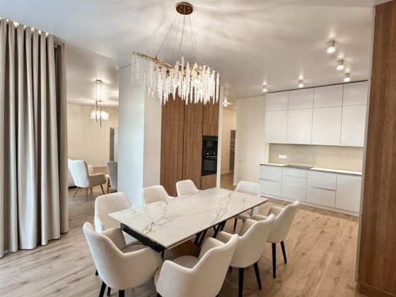 Одноповерховий будинок під Києвом з красивим ремонтом в закритому КМ. Стоянка