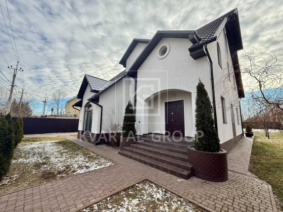 Будинок з ремонтом з просторою ділянкою. с.Дмитрівка Дмитрівка