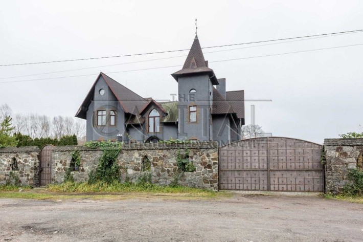 Унікальний середньовічний замок в Зазим'ї - фото 1