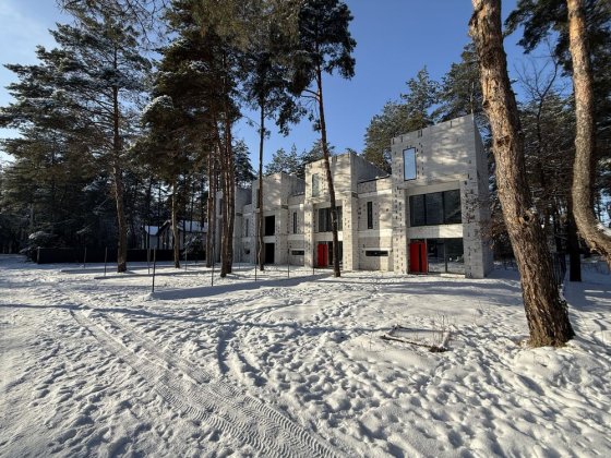 Власне житло в сосновому лісі,закрита територія,асфальт,всі комунікаці Зазим'я