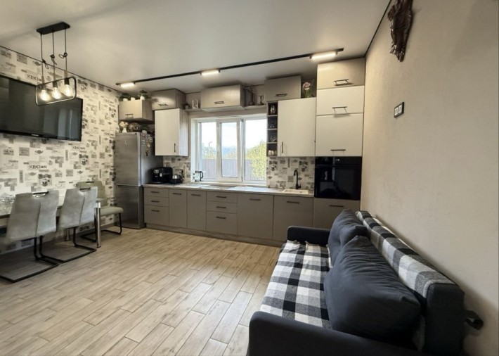 Продаж Сучасного з ремонтом Будинку 110 кв.м , 10 сот в м. Бориспіль - фото 1