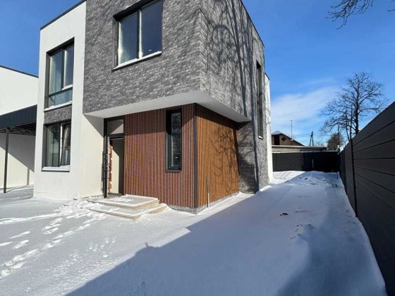 Продам окремий будинок на діл. 3 сотки з навісом на 2 авто. Бровары