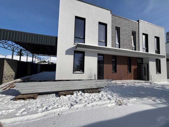 Продам 2-о пов. дуплекс з центр.комун., навісом, в центрі Броварів. Бровары