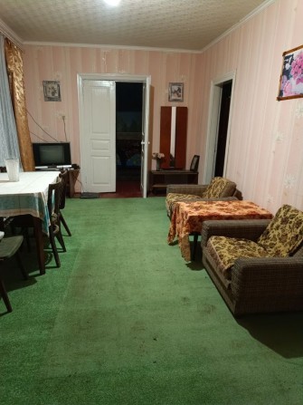 Продам 1/2будинку  та земельну ділянку 7сот.в Броварах. - фото 1