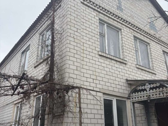 Продам 1/2 будинку та 5сот.земельна ділянка . Бровары