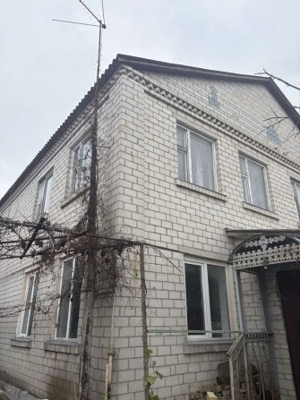 Продам 1/2 будинку та 5сот.земельна ділянка . - фото 1