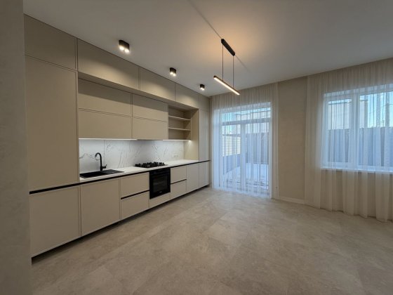 Таун з сучасним якісним ремонтом.  ГАЗ.  єОселя - ТАК.   Ніхто не жив. Буча