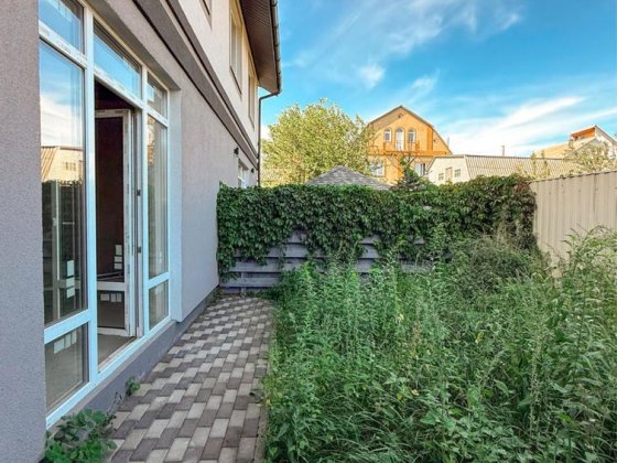 Таун з документами в центрі Бучі, Недорого! Буча