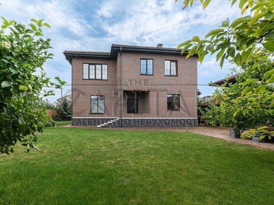 Продаж якісного будинку в м.Броварии  275 м2, теріторія 10 соток Бровары