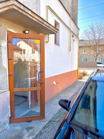 ТЕРМІНОВО 2-кімнатна квартира в напівособняку з земельною ділянкою - фото 1