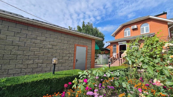 Статний якісний цегляний будинок в центрі міста Бровари - фото 1