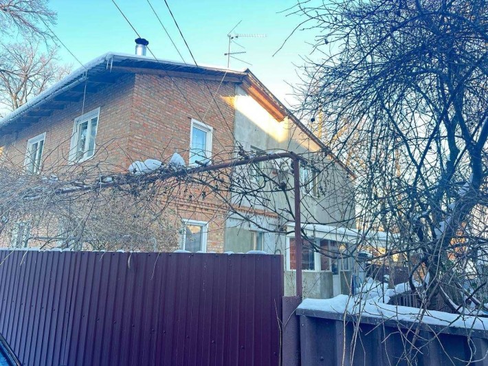 Продам відокремлену половину будинку, в самому центрі м. Ірпінь. - фото 1