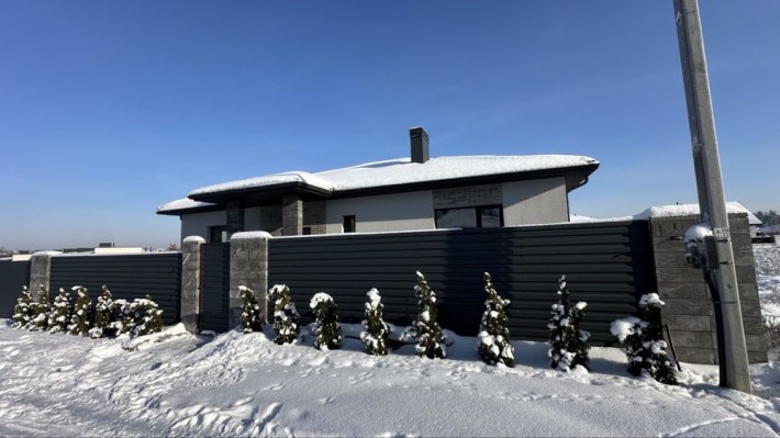 Будинок в лісовій частині міста, з нестандартним плануванням - фото 1