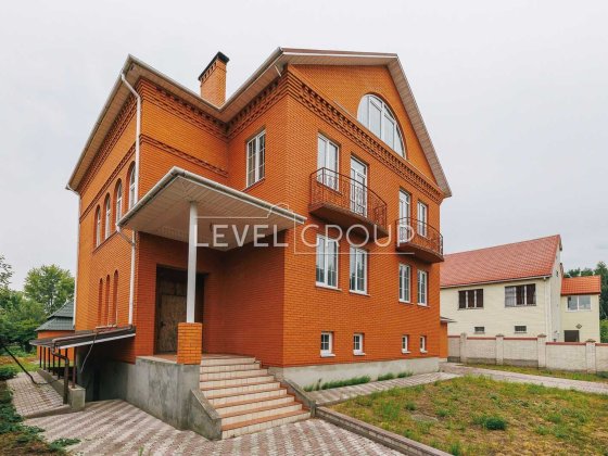 "Триповерховий будинок з підвалом: якість і продуманість" Крушинка