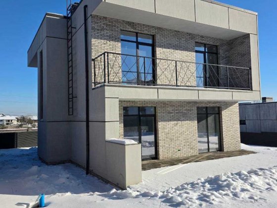 Продаж сучасного будинку 162 м² у центрі Іванковичів | 8 соток землі | Круглик