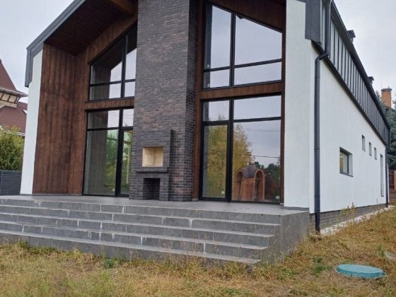 Сучасний Барнхаус 239 м² у центрі Іванковичів Иванковичи