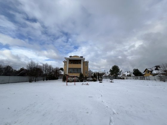 Продам шикарну садибу по Житомирській трасі 15км.від Києва Любимівка