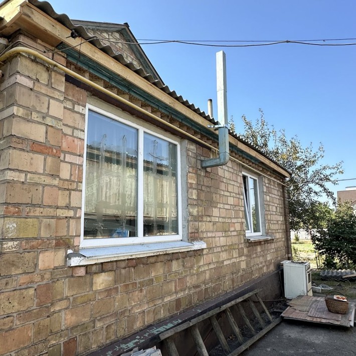 Продам пів будину з окремим входом та парканом, с.Лютіж - фото 1