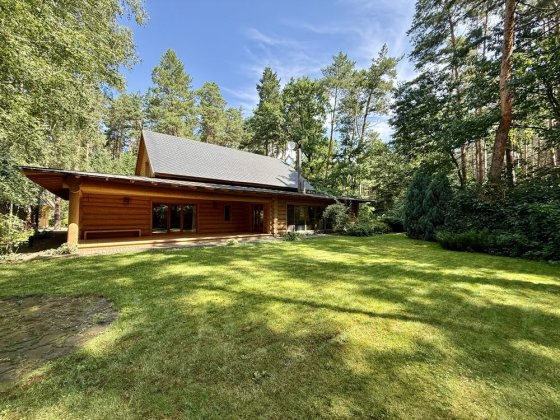 Карпатський будинок в VIP-містечку у лісі на Київському морі Лютіж