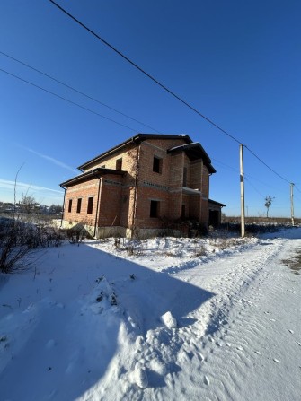 Продаж шикарного дому на березі озера, біля Києва - фото 1