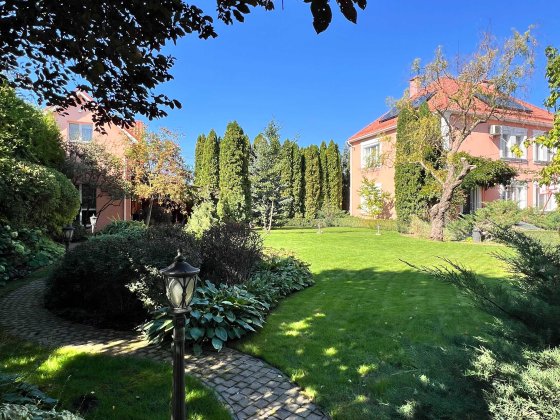 Просторий будинок з ремонтом на 25 сотках, басейн, сауна, закрите КМ Михайловка-Рубежовка