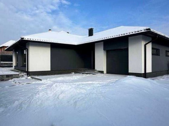 Будинок у Михайлівці-Рубежівці, біля лісу. Михайловка-Рубежовка