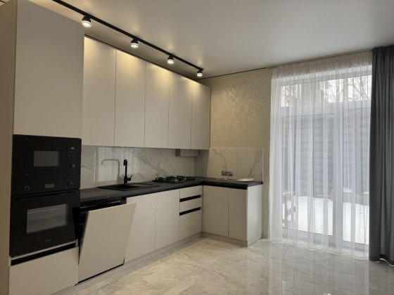 Таунхаус з сучасним, новим ремонтом в Бучі! Центральна частина міста Буча