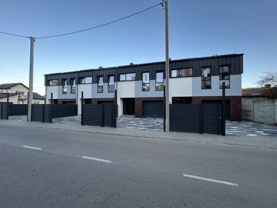 ЗДАНИЙ   Таунхаус з Гаражем  в місті ІВано-Франківськ Ивано-Франковск