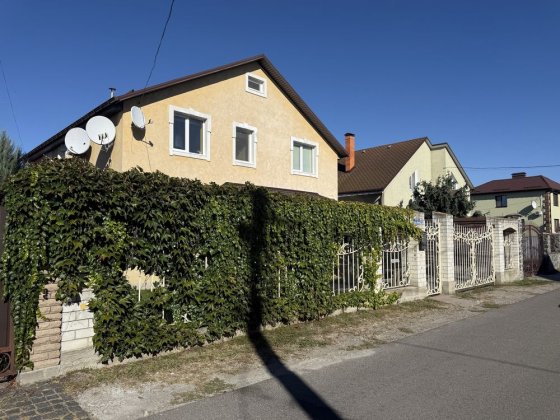 Продам дом права сторона ( р-н Вет.лікарні) Борисполь