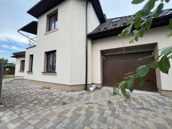 Сучасн.котеж закритою територ.в р-н нових котед. поруч центр.частини. Івано-Франківськ