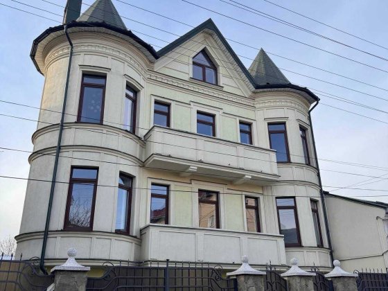 Продам 4-поверховий клубний будинок біля парку Шевченка Івано-Франківськ