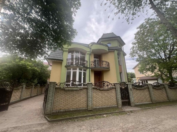 Продається будинок в центрі міста - фото 1