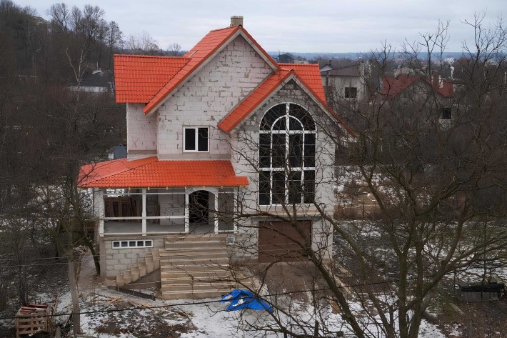 Сучасний будинок у парковій зоні біля міського озера - фото 1