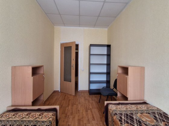 Здається місце у кімнаті! Хороші умови!! Бровары