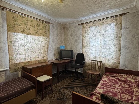 Ліжкомісце  в кімнаті будинку район 12 школи 2000