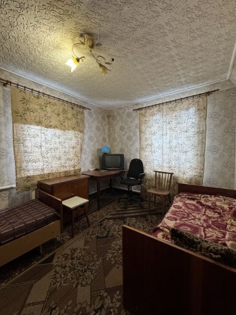 Ліжкомісце  в кімнаті будинку район 12 школи 2000 - фото 1