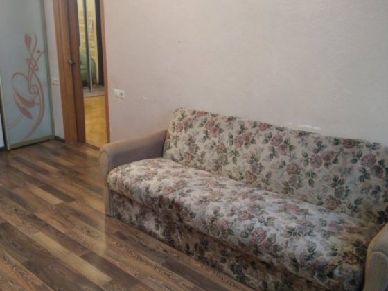 Окрема кімната для дівчини без господарів . Бам.