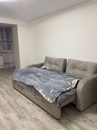 Потрібна дівчина в сусідню кімнату - фото 1