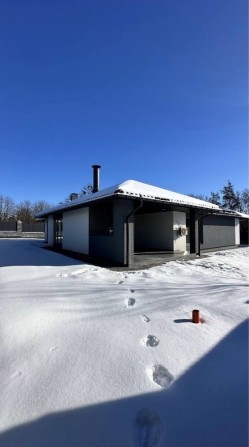 Будинок з чорновим ремонтом та гаражем - фото 1