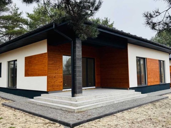 Новий будинок поряд з річкою і лісом Проців