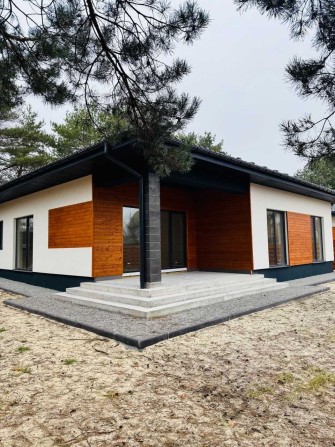 Новий будинок поряд з річкою і лісом - фото 1