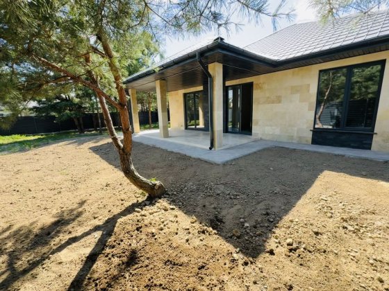 Сучасний будинок біля лісу Путровка