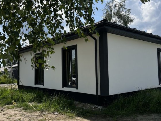 Поодаж будинків біля НВК Путрівський Путровка