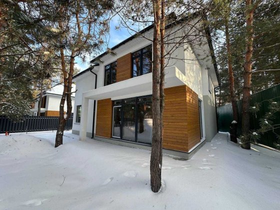 Котедж 200 кв.м біля річки, велика ділянка із соснами Пухівка