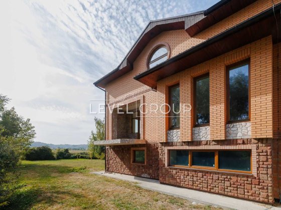 Маєток у Романкові: власний вихід до озера та преміальний сервіс Романків