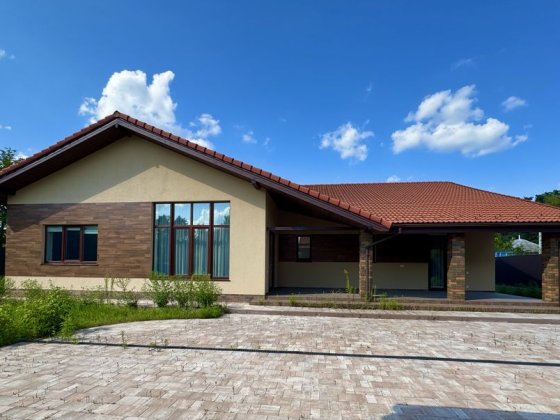 Новий сучасний 1-поверховий будинок в Романкові з бассейном Романків