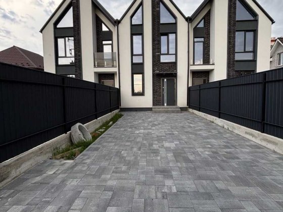 Продам трирівневий будинок, міські комунікації, чудова якість. Щасливе