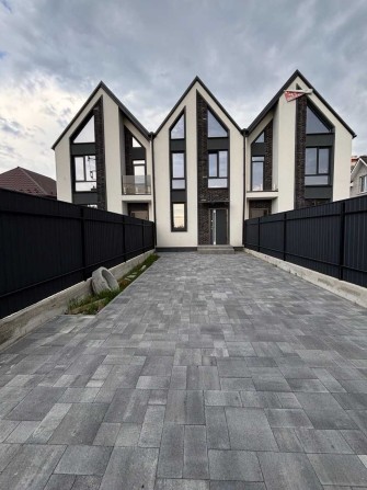 Продам трирівневий будинок, міські комунікації, чудова якість. - фото 1